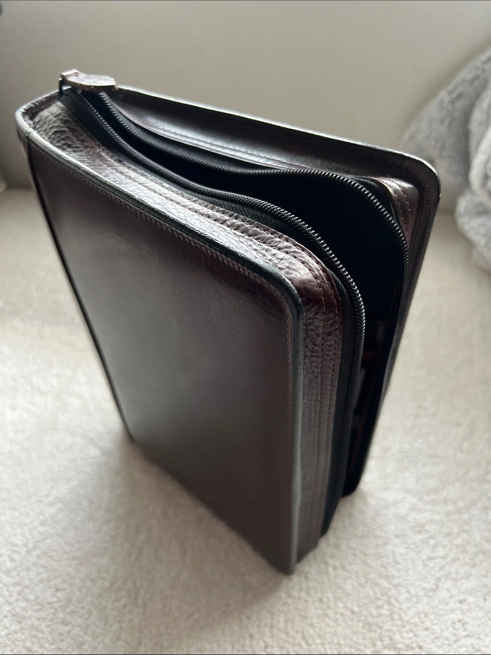 Brown Leather Scullt Zippered 3 Ring Binder Folio
